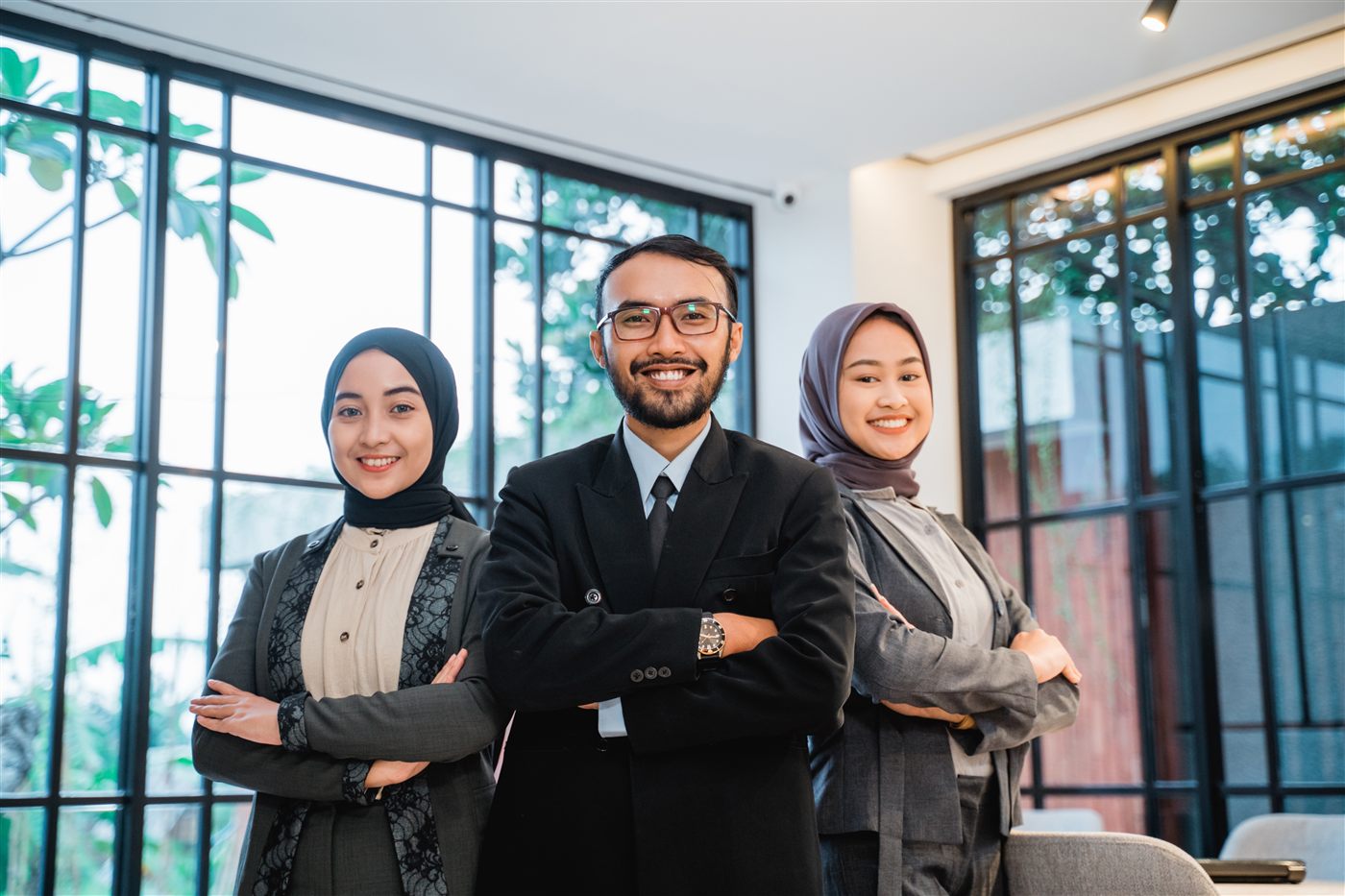 Tiga profesional dalam lingkungan perkantoran